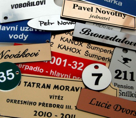 Plastové dvouvrstvé štítky