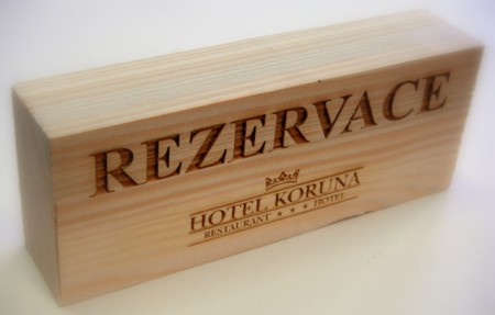 Rezervace na stůl - smrkové dřevo