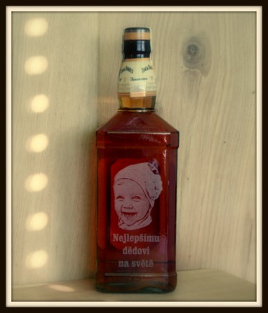 Laserový popis na láhvi Jack Daniels