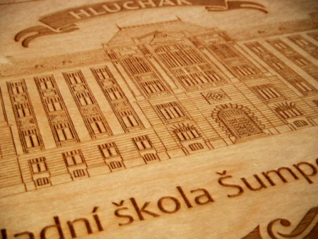 Laserový popis dřevěné desky - detail